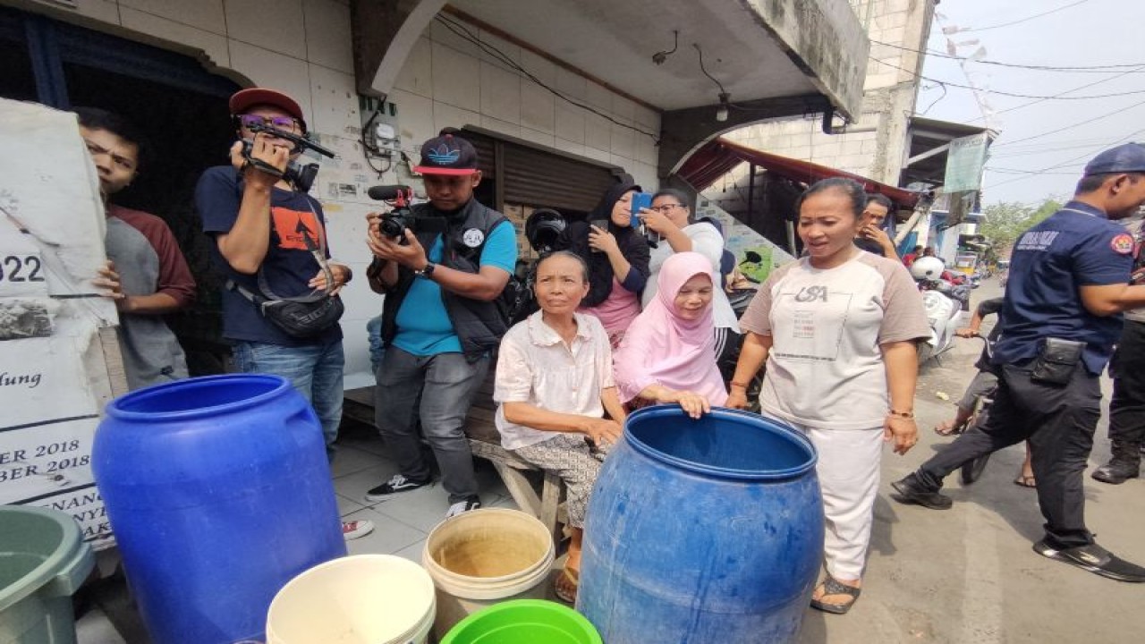 Warga RW 11 Pegadungan, Kalideres, Jakarta Barat, sedang mengantre untuk mendapatkan air bersih pada Kamis (14/9/2023). (ANTARA/Risky Syukur)