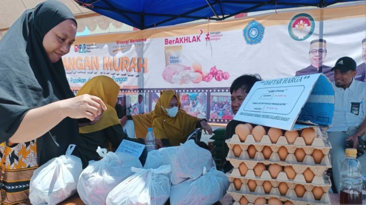 Seorang warga berbelanja bahan kebutuhan pokok pada pelaksanaan gerakan pangan murah yang digelar di Anjungan Pantai Manakarra Kabupaten Mamuju, Selasa (19/9). (ANTARA/Amirullah)