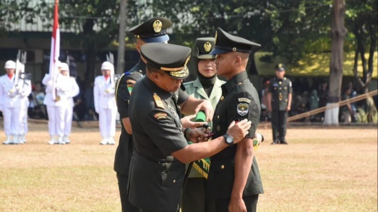 Panglima Kodam Jaya/Jayakarta Mayjen TNI Mohamad Hasan saat melantik salah satu prajurit Tamtama TNI AD usai menjalani Pendidikan Pertama Tamtama TNI AD Gelombang I TA 2023 di Rindam Jaya, Condet, Pasar Rebo, Jakarta Timur, Jumat (29/9/2023). ANTARA/HO-Penerangan Kodam Jaya