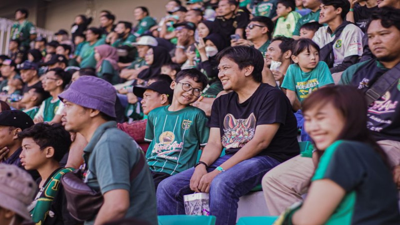 Sejumlah suporter Bonek yang membawa anak melihat pertandingan Persebaya di Stadion GBT Surabaya beberapa waktu lalu. (ANTARA/HO-Ofisial Persebaya)
