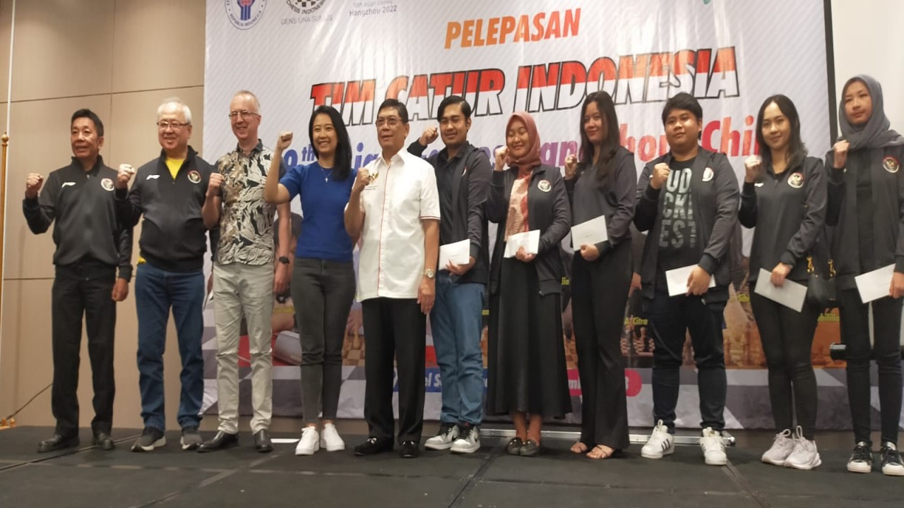 Ketua Umum PB Percasi GM Utut Adianto bersama para atlet, pelatih dan ofisial pada acara pelepasan Tim Catur Indonesia ke Asian Games Hangzhou China di Hotel Sotis Kemang, Jakarta, Minggu (17/9/2023).