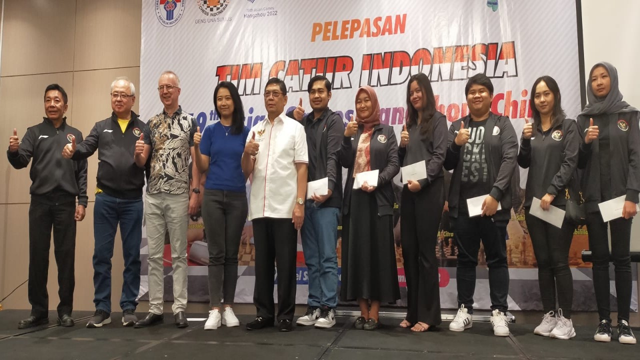 Ketua Umum PB Percasi GM Utut Adianto bersama para atlet, pelatih dan ofisial pada acara pelepasan Tim Catur Indonesia ke Asian Games Hangzhou China di Hotel Sotis Kemang, Jakarta, Minggu (17/9/2023).