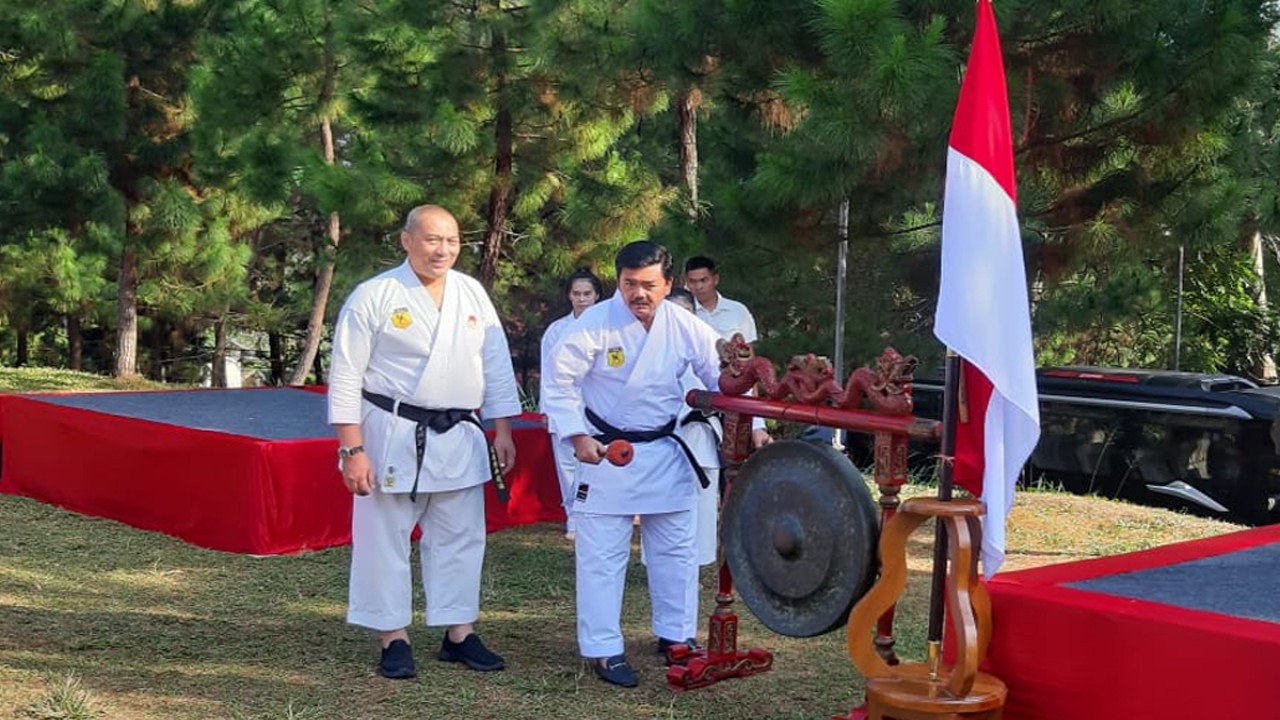 Marsekal TNI (Purn.) Dr. (H.C.) Hadi Tjahjanto, S.I.P. selaku Ketua Federasi Olahraga Karate-Do Indonesia (FORKI) memukul Gong sebagai tanda dimulainya acara Ajang Join Fun Karate Training Camp dan Goes to Sensi INKAI yang diselenggarakan oleh PP Institut Karatedo Indonesia (PP INKAI) di kawasan Mega Mendung, Bogor, Kamis (28/9/2023).(foto: Alamsyah/nusantaratv.com)