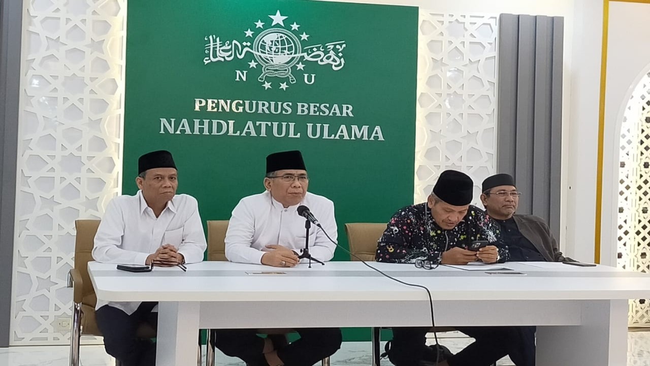 Ketua Umum PBNU KH Yahya Cholil Staquf didampingi jajaran pengurus PBNU memberikan keterangan pers menyikapi isu-isu mutakhir Plasa PBNU, Jl. Kramat Raya 164 Jakarta Pusat