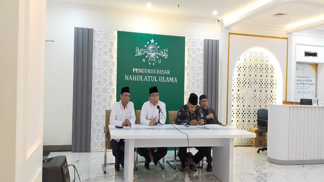 Ketua Umum PBNU KH Yahya Cholil Staquf didampingi pengurus pada jumpa pers di Kantor PBNU Jakarta, Jumat (15/9/2023) 