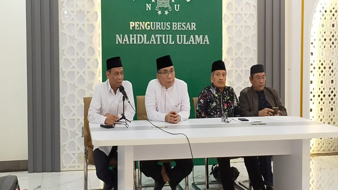 Ketua Umum PBNU KH Yahya Cholil Staquf didampingi pengurus pada jumpa pers di Kantor PBNU Jakarta, Jumat (15/9/2023) 