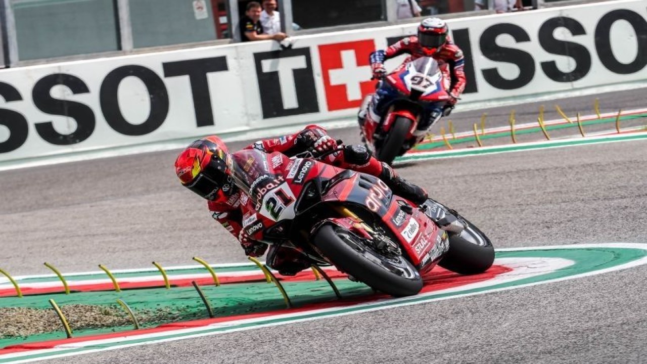 Pebalap Aruba.It Ducati Michael Ruben Rinaldi melaju saat sesi latihan bebas WSBK Italia di Imola, Jumat (14/7/2023). (ANTARA/HO-WSBK)
