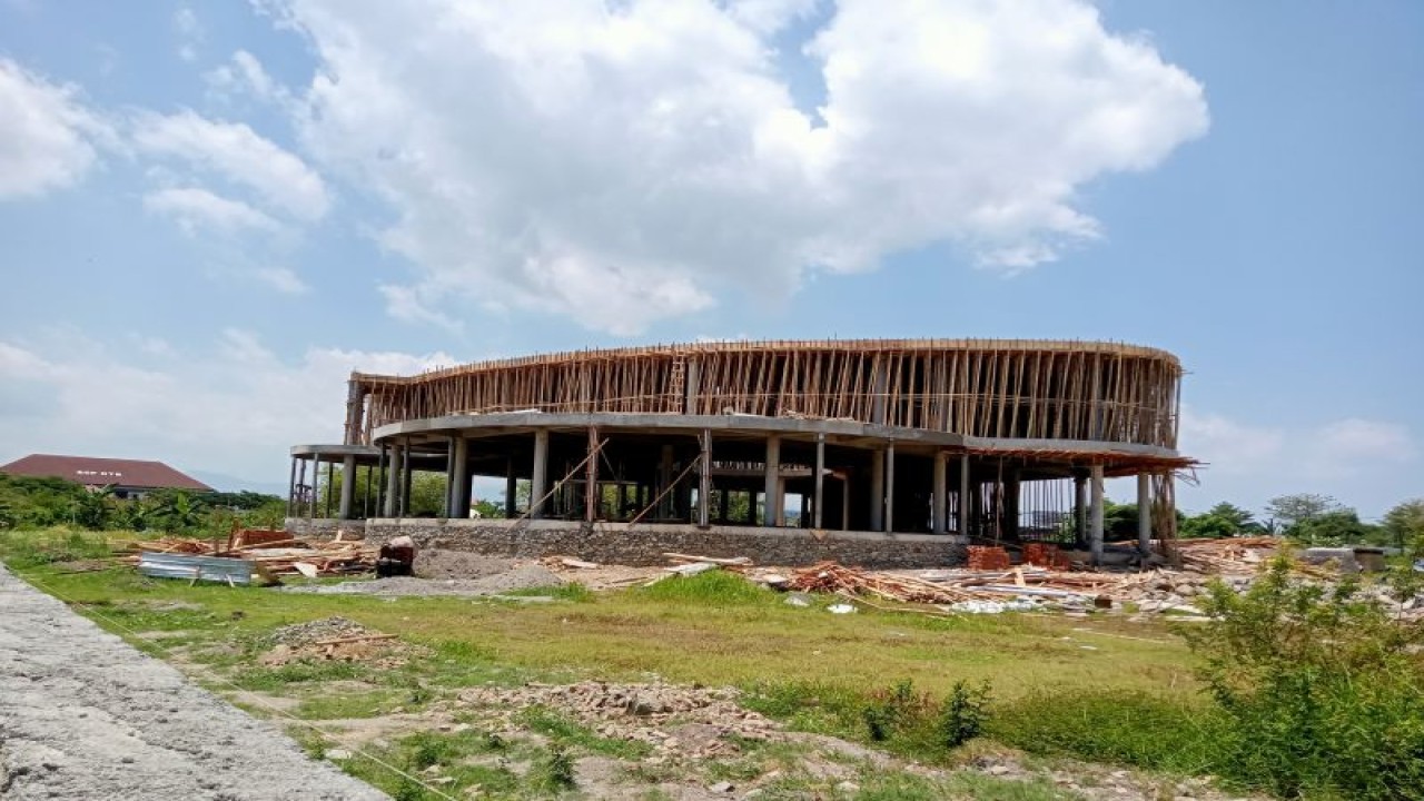 Progres pembangunan gedung Perpustakaan Kota Mataram dibangun dengan anggaran batuan pemerintah pusat Rp11 miliar di Jalan Lingkar Selatan Kota Mataram, Provinsi Nusa Tenggara Barat. (ANTARA/Nirkomala)