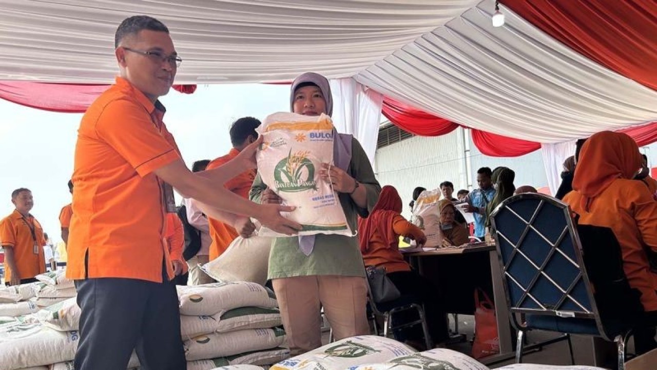 Masyarakat Keluarga Penerima Manfaat (KPM) menerima bantuan pangan beras 10 kg di Gudang Bulog DKI Jakarta dan Banten di Kelapa Gading, Jakarta, Senin (11/9/2023). ANTARA/Kuntum Riswan/aa.