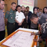Penandatanganan Deklarasi Pemilu Damai Tahun 2024. ANTARA/Prokopimda PTK.-1695810178