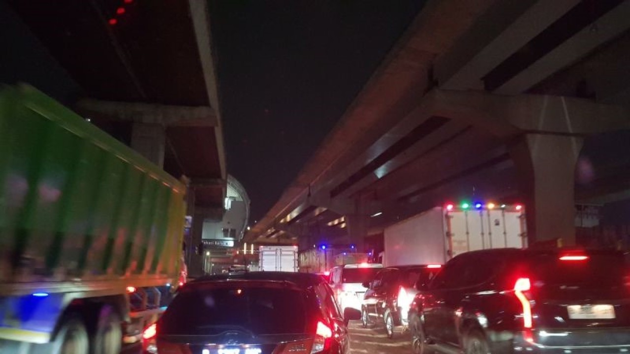 Kendaraan mengalami kemacetan menjelang titik pekerjaan perbaikan jalan di Km 14-16 ruas Jalan Tol Jakarta-Cikampek arah Jakarta pada Sabtu (2/9/2023) petang. ANTARA/Pradita Kurniawan Syah