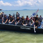 Petugas Bea Cukai Kepri melepasliarkan benur lobster ke laut (ANTARA/HO-Humas Bea Cukai)-1695372696