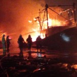 Petugas padamkan kobaran api sembilan kapal di Muara Baru-1693884834