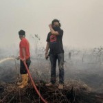 Petugas saat melakukan pemadaman lahan terbakar di Jambi.(ANTARA/HO/Fer)-1695980600