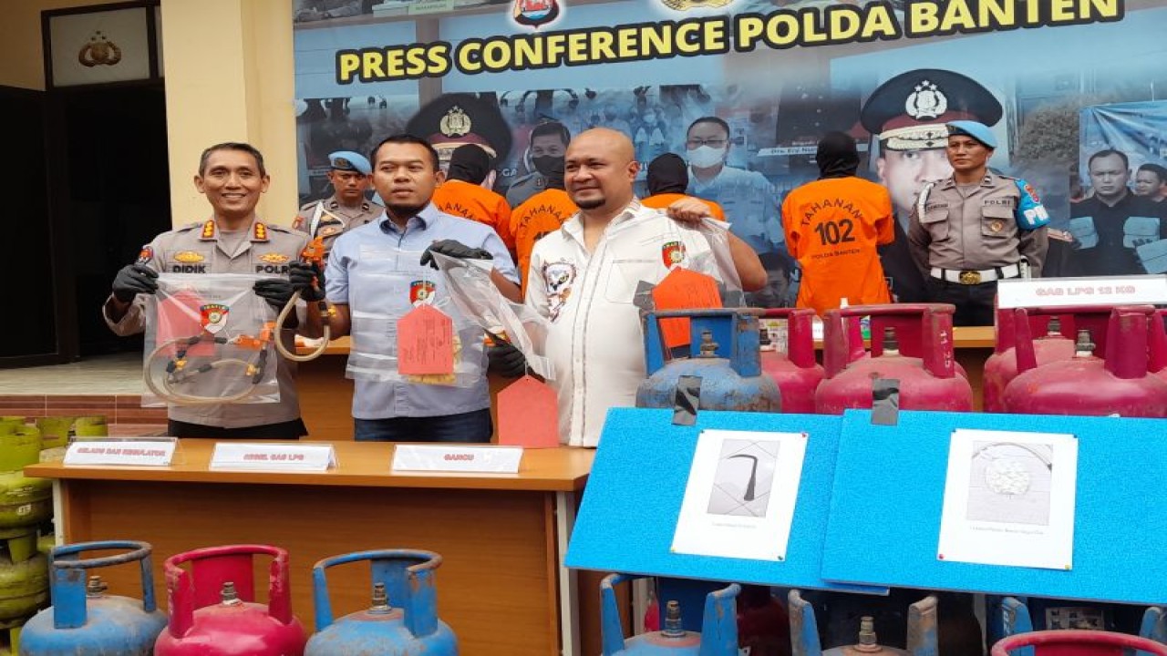 Kabid Humas Polda Banten Kombes Pol Didik Hariyanto (ketiga dari kanan) saat ungkap kasus pengoplosan gas elpiji 3 kg ke 12 kg di Polda Banten, Selasa (19/9/2023) (ANTARA/Desi Purnama Sari)