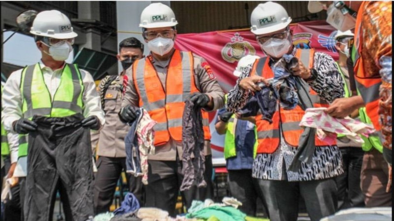 Kapolda Kalimantan Utara Irjen Pol Daniel Adityajaya (tengah) hadir saat pemusnahan barang bukti sebanyak 1.979 balpres pakaian bekas di PT. Prasadha Pramunah Limbah Industri (PPLI) Jalan Raya Narogong Desa Nambo Cileungsi Kabupaten Bogor, Jawa Barat, Rabu (20/9). ANTARA/HO-Humas Polda Kaltara.