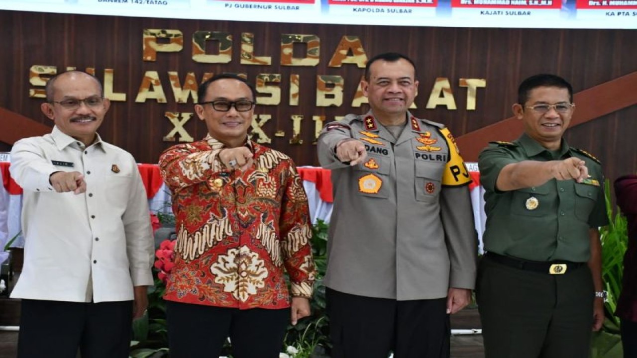 Kapolda Sulbar Inspektur Jenderal Polisi Adang Ginanjar (dua dari kanan) dan Penjabat Gubernur Sulbar Zudan Arif Fakrulloh (dua dari kiri) pada peluncuran aplikasi Si Centing Siamasei di Mapolda Sulbar, Kamis (14/9). (ANTARA/HO/Humas Polda Sulbar)