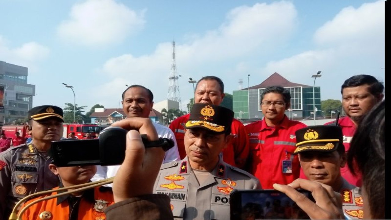 Wakapolda Sumsel Brigjen Pol. Zulkarnain usai apel pagi pelepasan personel untuk atasi kebakaran hutan dan lahan di Mapolda Sumatera Selatan, Selasa (19/9/2023). (ANTARA/M. Imam Pramana)