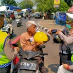 Polisi bagikan helm gratis untuk pengendara di Jakarta Barat-1695638237