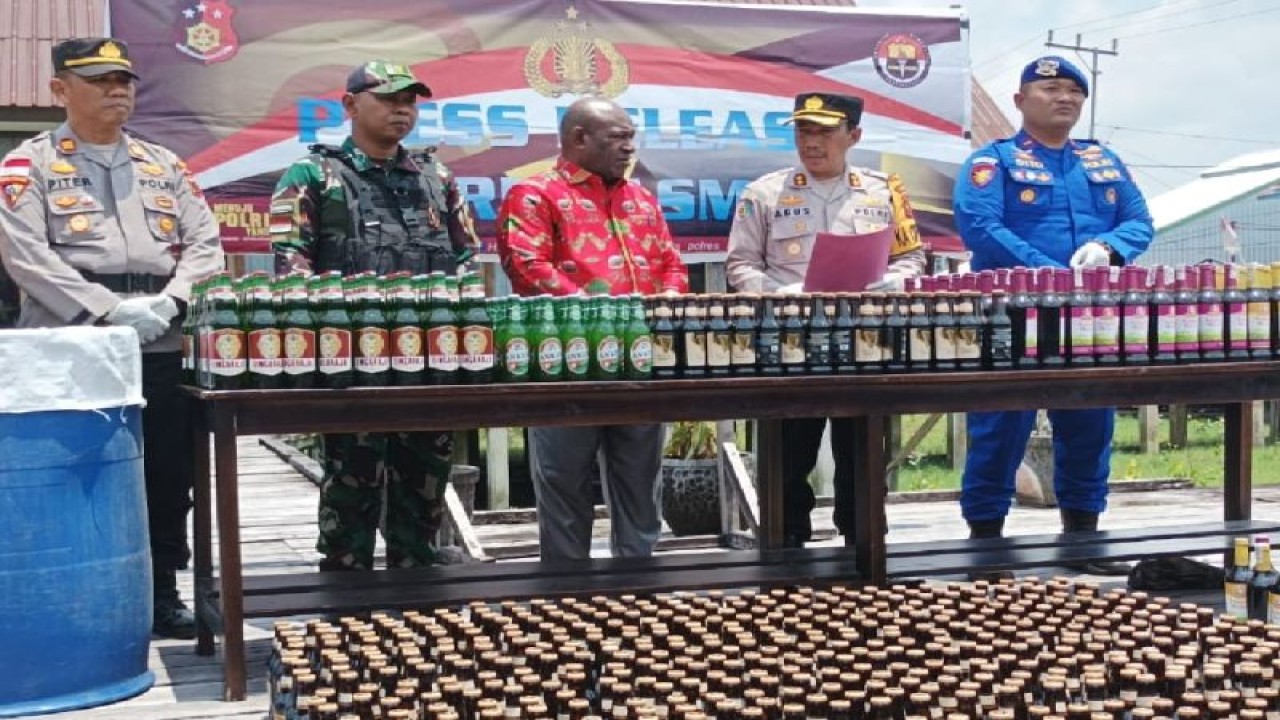 2.196 Botol minuman beralkohol yang diamankan dari dua kontainer yang tiba di pelabuhan Agast, ibukota Kabupaten Asmat, Papua Tengah, Sabtu (23/9) dimusnahkan di Polres Asmat. (ANTARA/HO/Dok Polres Asmat)