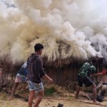 Prajurit Yonif 721/Makkasau bantu padamkan honai terbakar-1695804798