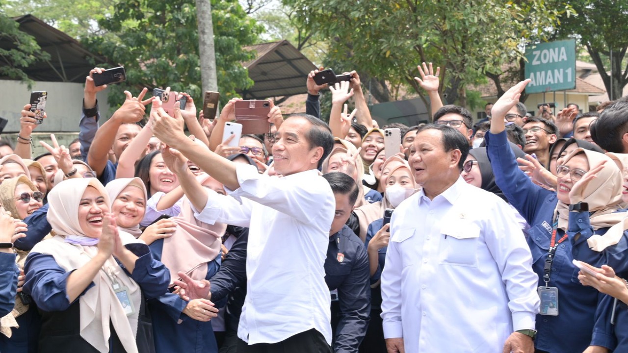 Menteri Pertahanan RI Prabowo Subianto mendampingi Presiden RI Joko Widodo meninjau fasilitas produksi PT Pindad, di Bandung, Selasa (19/9). 