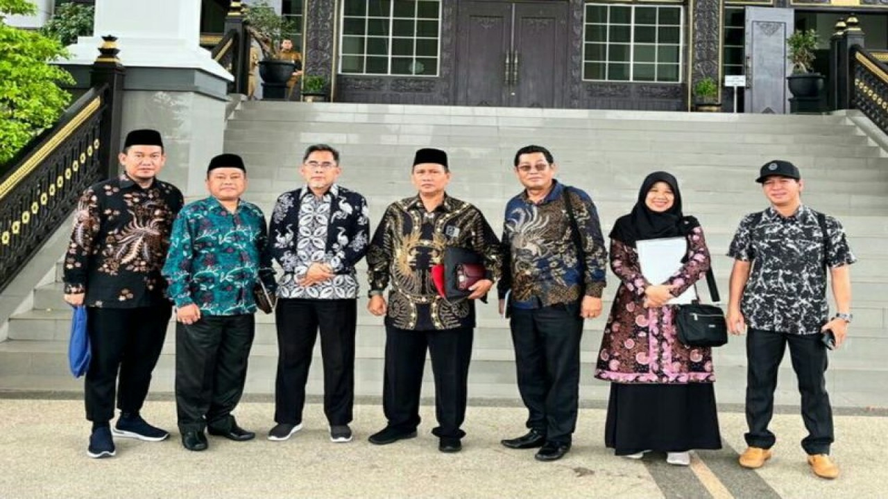 Rombongan LPTQ Provinsi Kaltim foto bersama di depan Kantor Gubernur Kalsel, Selasa (12/9/2023). (ANTARA/HO-LPTQ Kaltim)