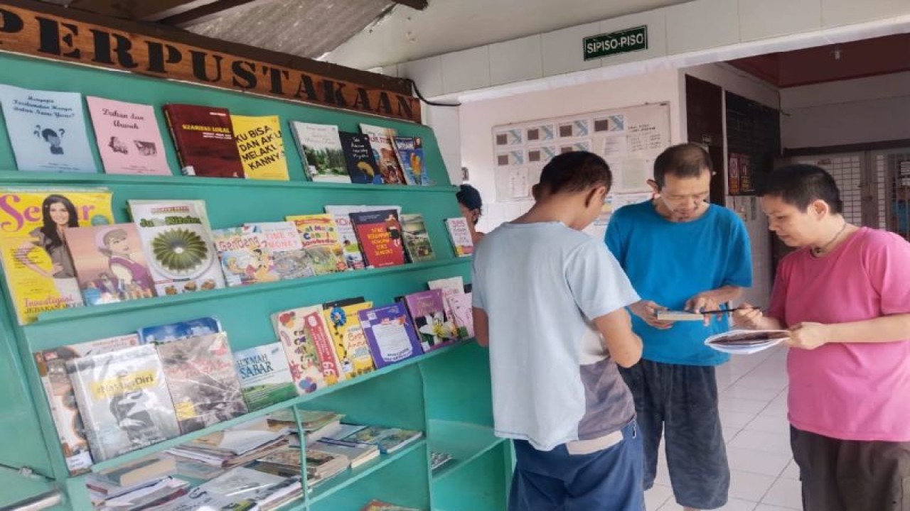 Rumah Sakit Jiwa Prof. Dr. M. IIdrem di Kota Medan, Provinsi Sumatera Utara, menyediakan layanan perpustakaan bagi pasien. (ANTARA/HO RSJ Prof.Dr.M.Ildrem)