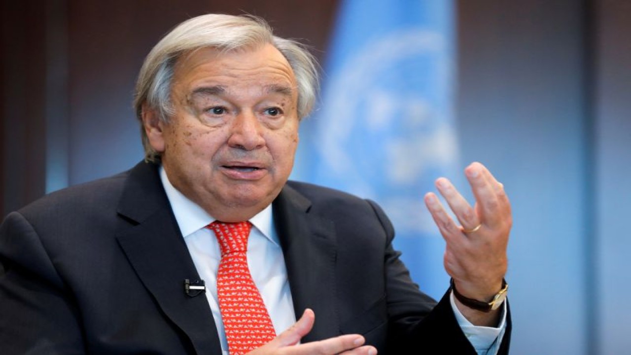 Foto Dokumen: Sekretaris Jenderal Perserikatan Bangsa-Bangsa Antonio Guterres memberi isyarat saat wawancara dengan Reuters di Markas Besar PBB di Manhattan, New York City, AS, 15 September 2021. ANTARAéREUTERS/Andrew Kelly