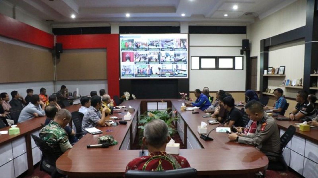 Rapat pemaparan Program Fisik Pembangunan Jalan Akses Menuju Bandar Udara Kota Singkawang, Kalbar. ANTARA/Rudi