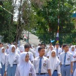Siswa SMA Negeri 2 Tanjungpinang melakukan senam kolosal memperingati HUT ke-45, Jumat (22/9/2023). (Ogen)-1695629155