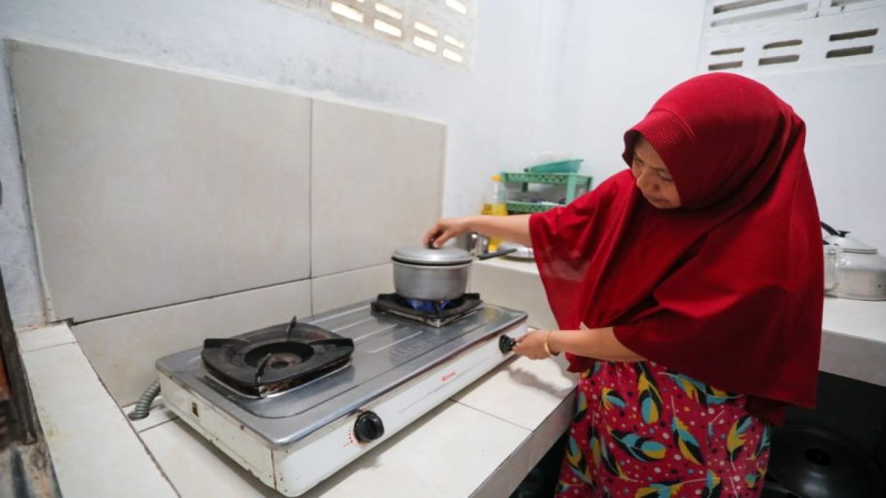 Siti Aminingsih, warga Desa Rajek Kecamatan Godong Kabupaten Grobogan, memanfaatkan gaa rawa untuk memasak. (ANTARA/HO-Dok)