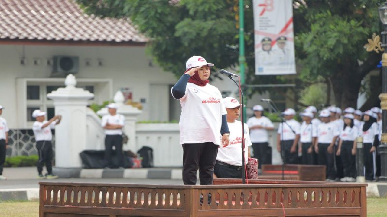 Bupati Sleman Kustini Sri Purnomo saat menjadi inspektur pada upacara peringatan Hari Olahraga Nasional (Haornas) ke-40 di Lapangan Pemda Sleman, Rabu (13/9/2023). ANTARA/HO-Bagian Prokopim Setda Sleman