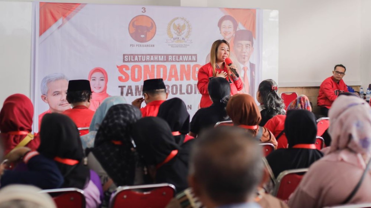 Anggota Komisi VI DPR RI dari Fraksi PDI Perjuangan Sondang Tampubolon melakukan silaturahmi sekaligus konsolidasi dengan para relawan PDI Perjuangan, Sondang Tampubolon dan Ganjar Pranowo di Cipinang Muara, Jatinegara, Jakarta Timur (Jaktim), Sabtu (9/9/2023). (Wira Ginting)