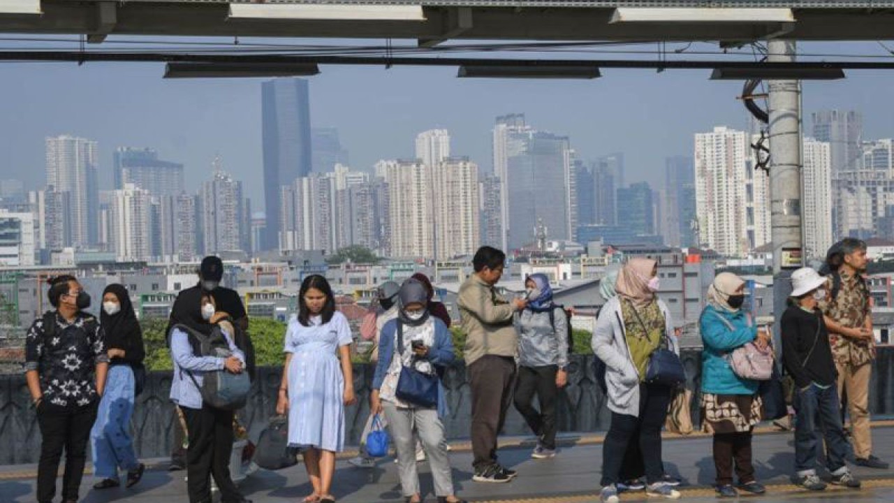 Sejumlah warga mengenakan masker saat berada di Stasiun KA Manggarai, Jakarta, Kamis (24/8/2023). ANTARA FOTO/Aditya Pradana Putra/nym/aa.
