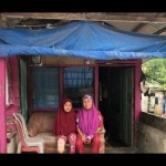 Susmayeni (kiri) penerima manfaat berupa bantuan kaki palsu dari Semen Padang. (ANTARA/HO/Humas Semen Padang).-1694500557
