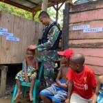 Tampak prajurit TNI memangkas rambut salah satu anak Maybrat, Jumat (29/9/2023) (ANTARA/Yuvensius Lasa Banafanu)-1695974123