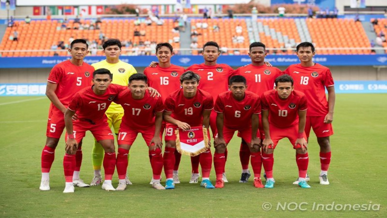 Timnas U-24 Indonesia berpose sebelum laga Asian Games 2022 melawan Taiwan di Stadion Universitas Zhejiang Hangzhou China, Kamis (21/9/2023). ANTARA/HO/NOC Indonesia/Naif Al’As