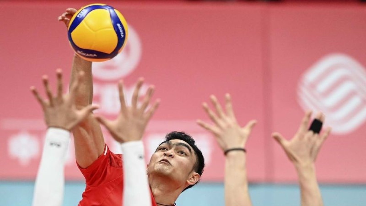 Pebola voli putra Indonesia Doni Haryono melakukan spike ke arah pebola voli China pada babak 12 besar Asian Games 2022 di Linping Sport Centre Gymnasium, Hangzhou, Zhejiang, China, Jumat (22/9/2023). Indonesia kalah dari China dengan skor 1-3 (17-25, 17-25, 25-23, 22-25). ANTARA FOTO/M Risyal Hidayat/aww.