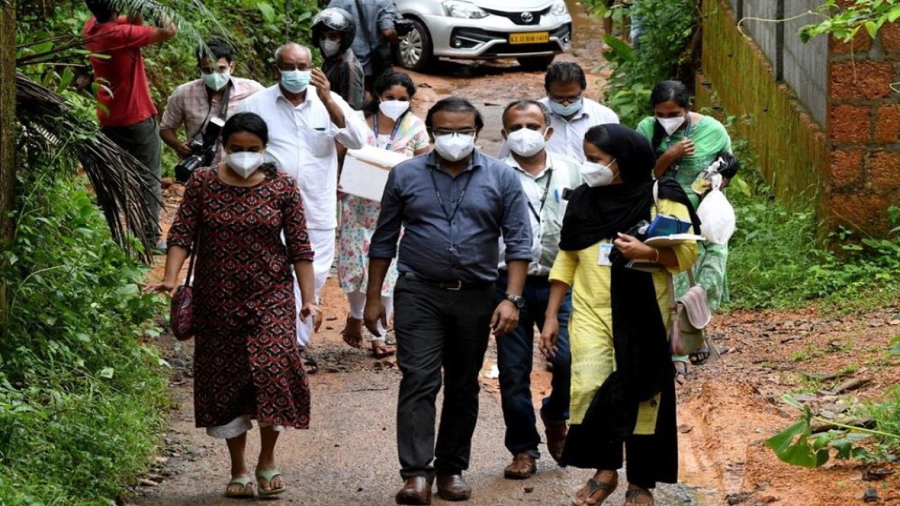 Anggota tim medis dari Kozhikode Medical College membawa sampel buah pinang dan jambu biji untuk melakukan tes virus Nipah di desa Maruthonkara di distrik Kozhikode, Kerala, India, 13 September 2023. (Reuters)