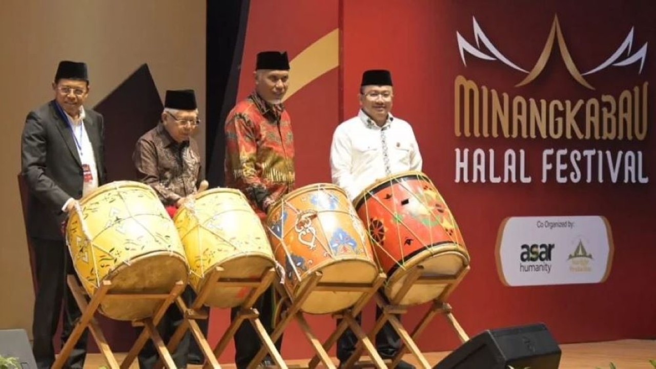 Wapres KH Ma'ruf Amin resmi membuka acara 'Minangkabau Halal Festival' di Auditorium Universitas Negeri Padang, Jl. Prof. Dr. Hamka, Air Tawar Bar., Kec. Padang Utara, Kota Padang, Sumtra Barat (Sumbar), Jumat (8/9/2023). (DAS/SK– BPMI Setwapres)