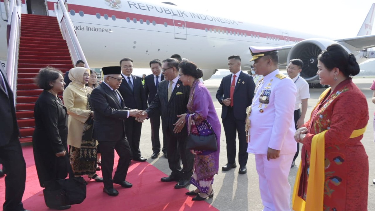 Wapres disambut oleh Wakil Gubernur Provinsi Fujian Wang Jinfu, Direktur Jenderal Luar Negeri Provinsi Fujian Li Lin, Duta Besar RI untuk RRT Djauhari Oratmangun beserta Ibu Sih Elsiwi Handayani Oratmangun, dan Atase Pertahanan (Athan) RI Beijing Kolonel Mar. Benny Poltak Nadeak beserta Ibu Desy Sulastri Tampubolon. 