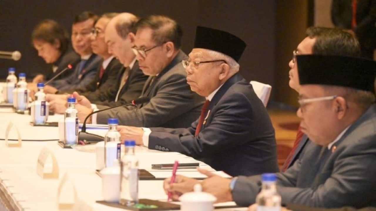 Wapres KH Ma'ruf Amin saat melakukan pertemuan dengan sejumlah pengusaha Tiongkok yang berusaha di wilayah Fujian di Grand Ballroom A, Lantai 3, Hotel Crowne Plaza Fuzhou Riverside, Fuzhou, Provinsi Fujian, Tiongkok, Jumat (15/9/2023). (EP/AS – BPMI Setwapres)