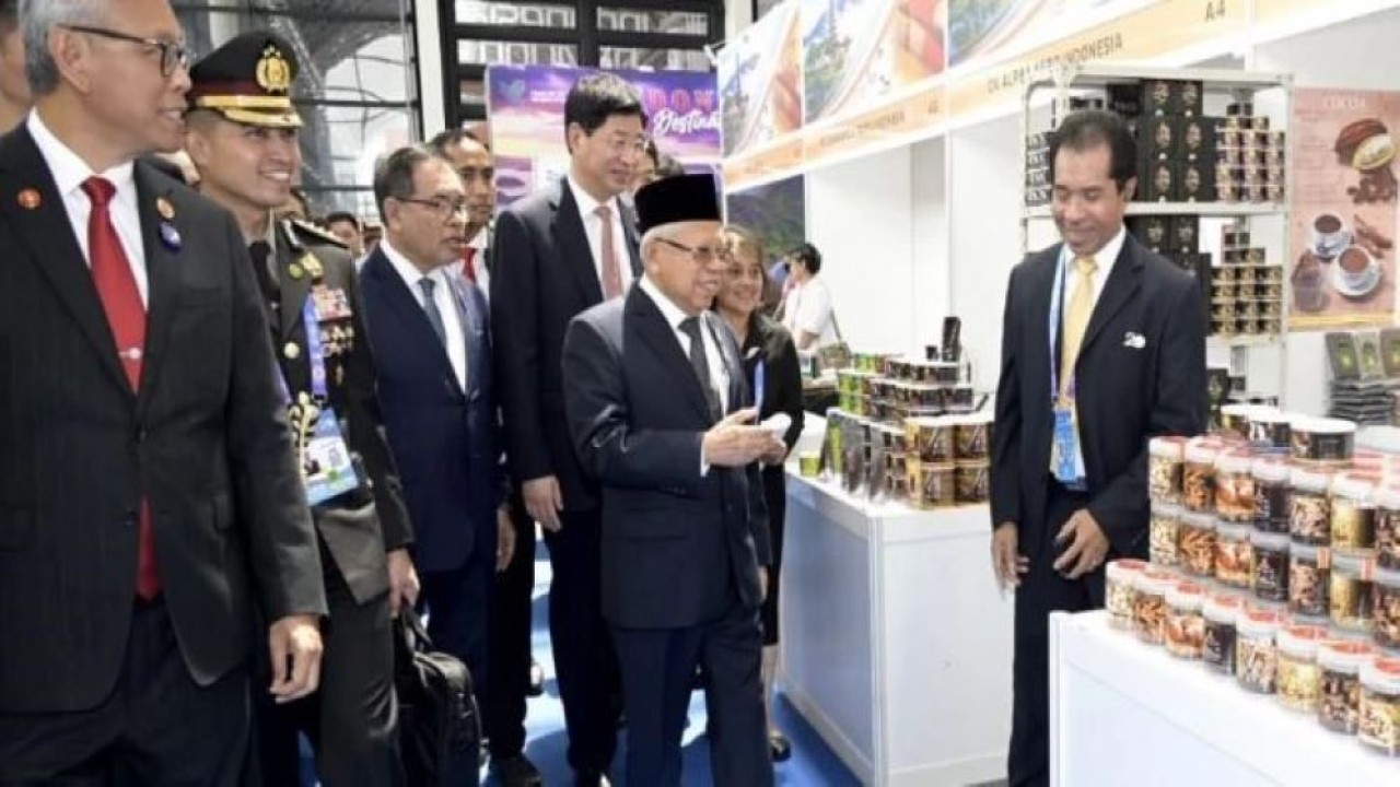 Wapres KH Ma'ruf Amin membuka Paviliun Komoditas Indonesia dalam acara akbar Pembukaan China-ASEAN Expo (CAEXPO) Ke-20 yang digelar di Nanning International Convention and Exhibition Center (NICEC), Nanning, Guangxi, Tiongkok, pada Minggu (17/9/2023). (EP/RJP-BPMI Setwapres)