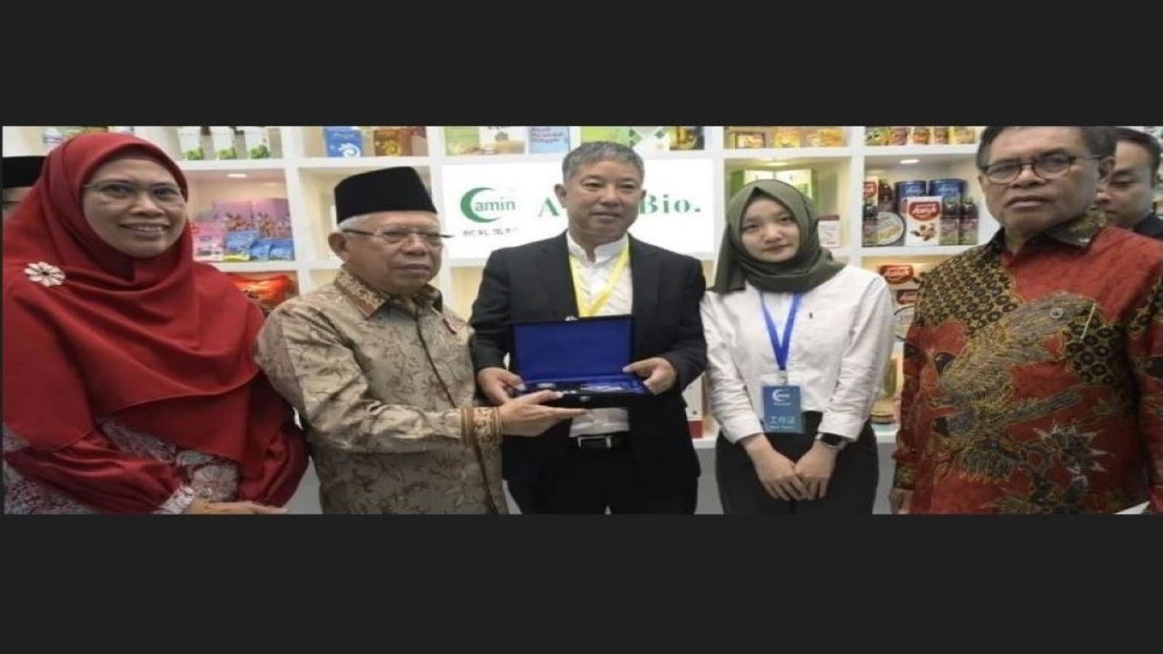 Wapres KH Ma'ruf Amin bertemu sejumlah pengusaha Tiongkok yang bergerak pada sektor halal, di Kantor Perwakilan Lembaga Pengkajian Pangan, Obat-obatan dan Kosmetika Majelis Ulama Indonesia (LPPOM) MUI Shanghai Al Amin Co. Ltd. Unit 11A, No. 3399, Kangxin Rd. Pudong, Shanghai, Tiongkok, Senin (18/9/2023). (EP/SK-BPMI, Setwapres)