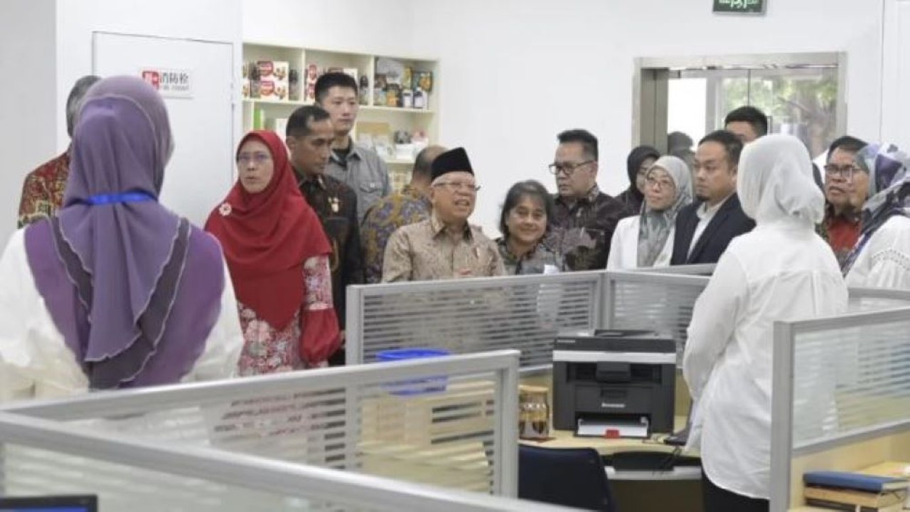 Direktur Utama LPPOM MUI Muti Arintawati memberikan penjelasan ketika menerima Wakil Presiden (Wapres) KH Ma'ruf Amin yang berkunjung ke Kantor Perwakilan LPPOM MUI di Shanghai, Tiongkok, Senin (18/9/2023). (RN – BPMI Setwapres)