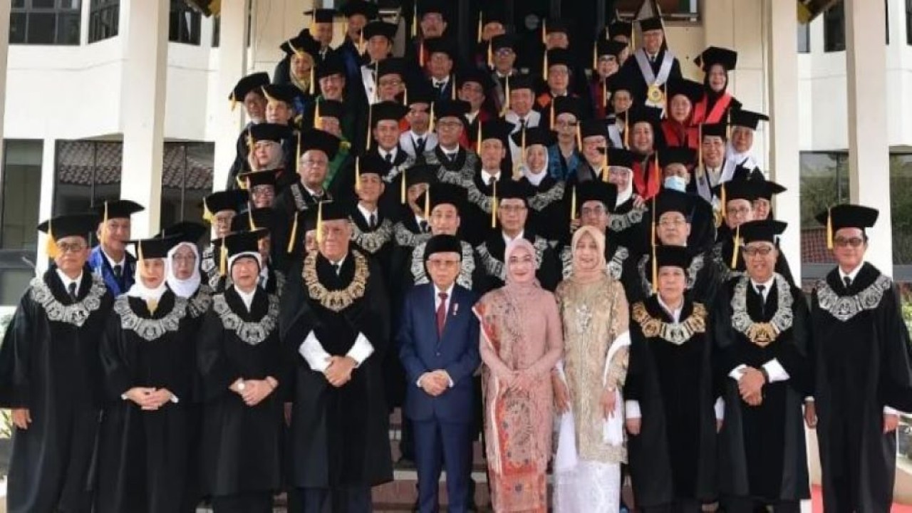 Wakil Presiden (Wapres) KH Ma'ruf Amin menghadiri Wisuda Program Sarjana dan Pendidikan Vokasi di Universitas Indonesia (UI), Jl. Prof. DR. Mahar Mardjono, Pondok Cina, Kecamatan Beji, Kota Depok, Jawa Barat, Kamis (21/09/2023) siang. (RN/SM/AS-BPMI Setwapres)