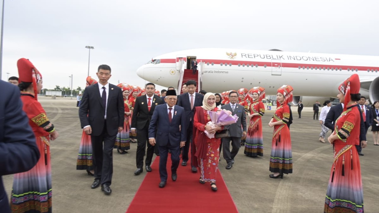 Wapres didampingi Ibu Hj. Wury Ma’ruf Amin dan rombongan terbatas tiba di Bandara International Wuxu, Nanning disambut dengan pertunjukan 125 penari tradisional yang menarikan Tari Etnis Zhuang.