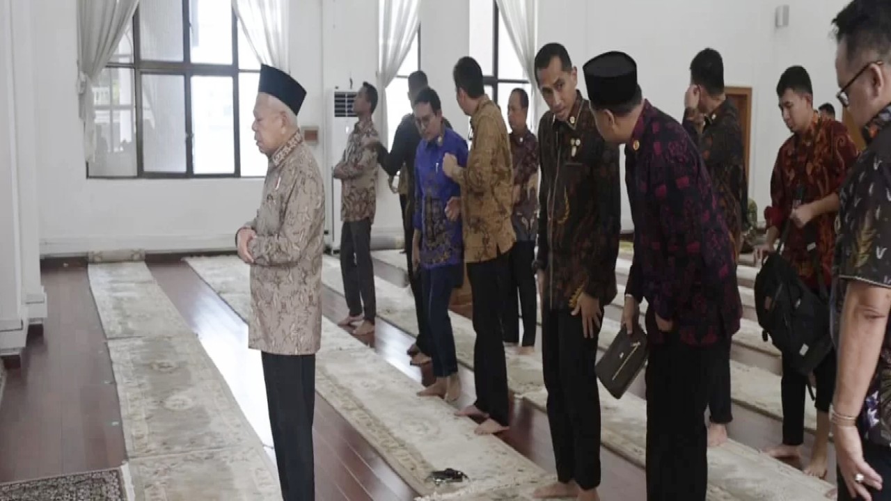 Wakil Presiden (Wapres) K.H. Ma’ruf Amin melaksanakan salat Dzuhur jamak Ashar di Masjid Shanghai Pudong, Senin (18/09/2023).