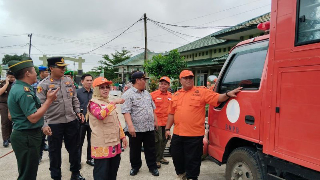 Wakil Bupati Mukomuko, Wasri bersama berbagai pihak terkait melakukan pengecekan pasukam dan peralatan menghadapi bencana karhutla, Jumat (22/9/2023) FOTO ANTARA/Ferri.